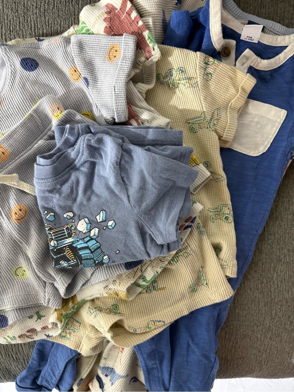 12-18M Old Navy Boys Summer Bundle |
Wattle Sets, Rompers & Tee